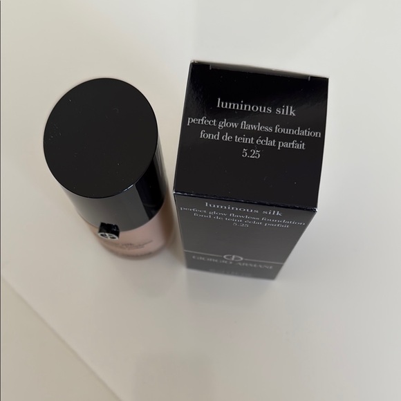 Giorgio Armani Luminous Silk Foundation - Shade 5.25 - Picture 3 of 11